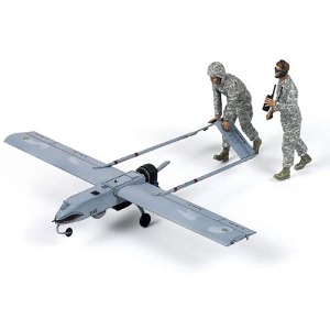 아카데미과학 1/35 미육군 RQ-7B UAV 무인기 정찰기 군인2명포함